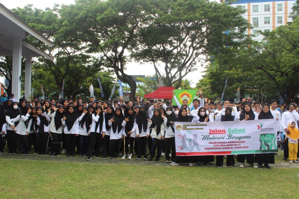 Warga LDII mengikuti jalan sehat moderasi beragama dalam rangka memperingati Hari Amal Bhakti ke-77 Kementerian Agama Republik Indonesia di Lapangan Seruni, Kabupaten Bantaeng, Sulawesi Selatan, Kamis (5/1/2023). Kementerian Agama mengambil tema Hari Amal Bhakti tahun 2023 “Kerukunan Umat untuk Indonesia Hebat”.