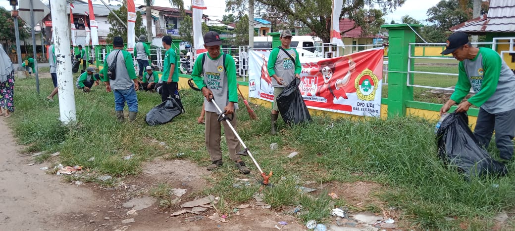 LDII Ketapang Gelar Aksi Bersih-Bersih di Taman Makam Pahlawan Tanjungpura Jelang HUT ke-79 RI