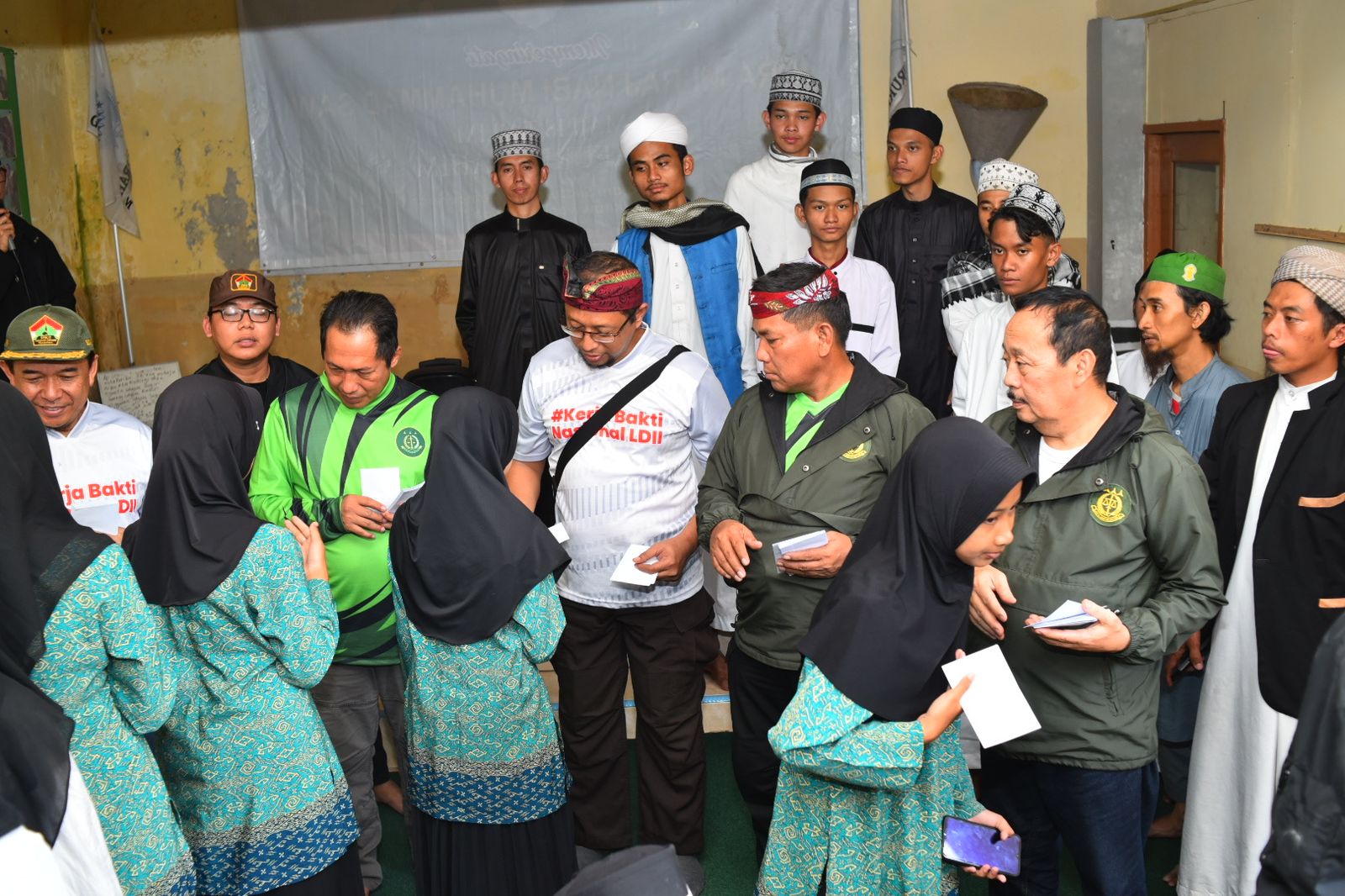 Peringati Hari Adhyaksa dan HUT RI, Kejaksaan Agung dan LDII Salurkan Bantuan