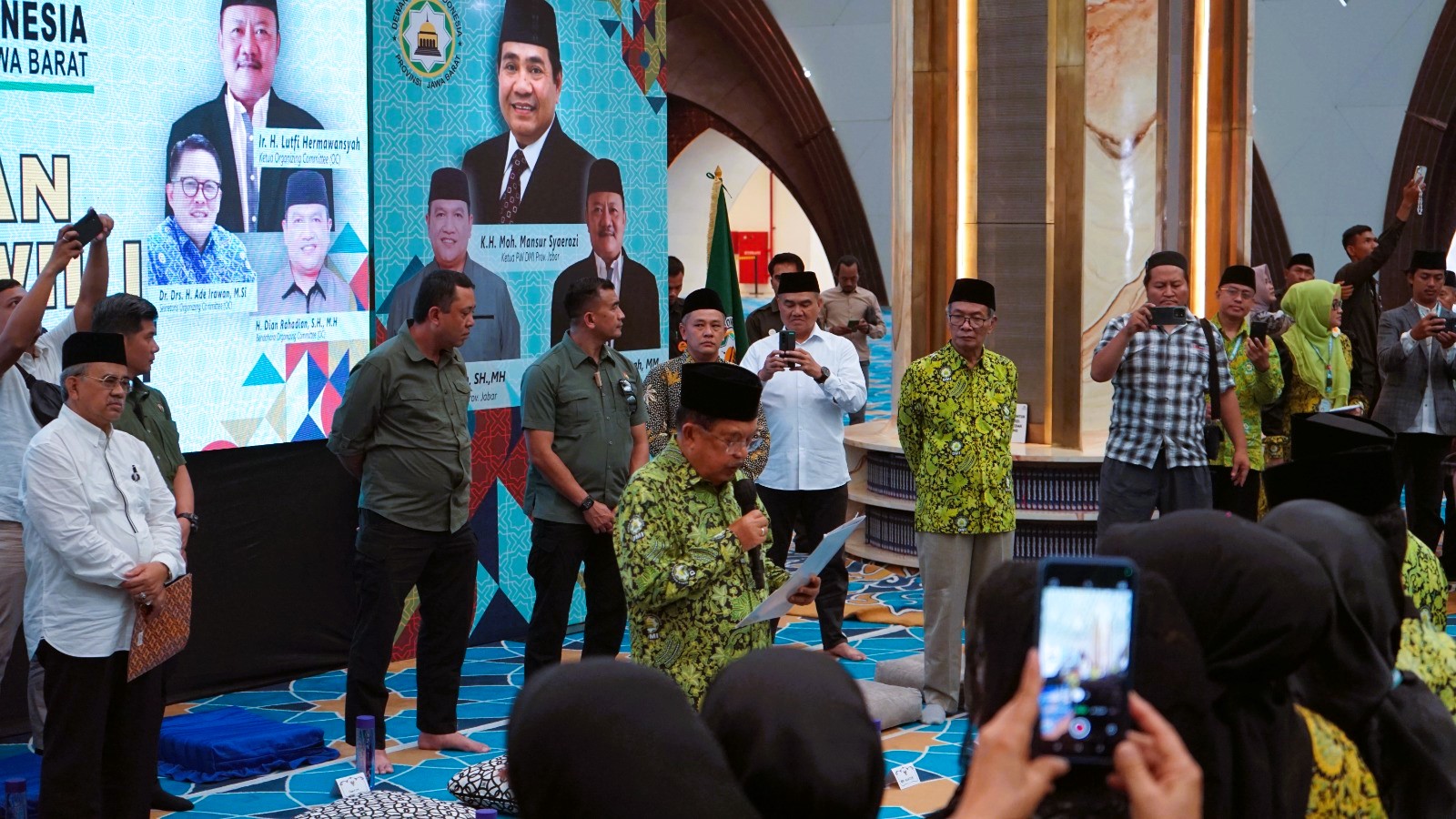 Jusuf Kalla Lantik Pengurus DMI Jabar 2024-2029, Fokus pada Memakmurkan Masjid dan Umat