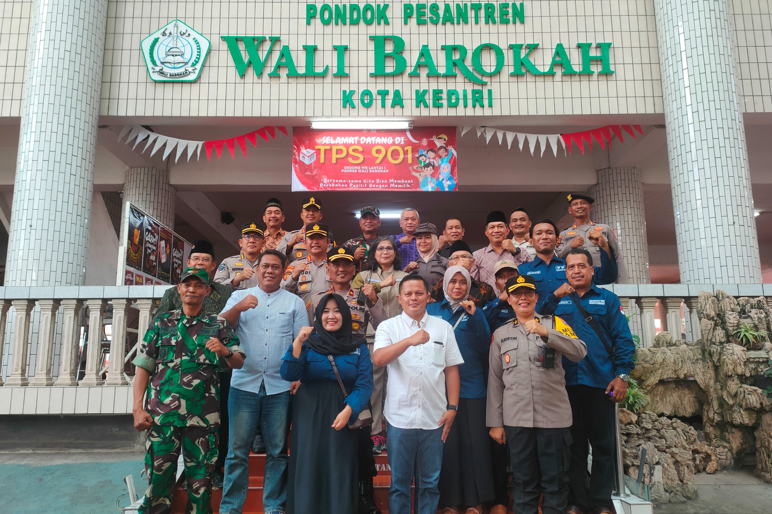PJ Wali Kota Kediri Pantau Pemungutan Suara Pilkada Serentak di TPS Lokasi Khusus Ponpes Wali Barokah