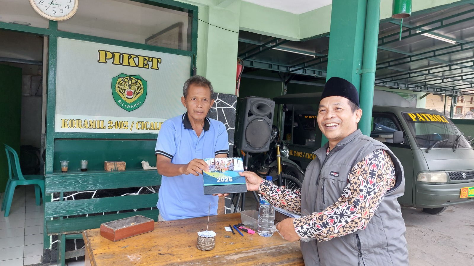 LDII Cicalengka Distribusikan Kalender 2025, Pererat Hubungan Instansi Pemerintah
