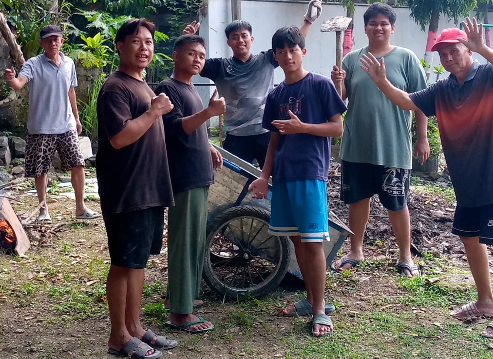 Jaga Kebersihan, Warga LDII Katapang Gelar Gotong Royong di Masjid Manbaul Huda