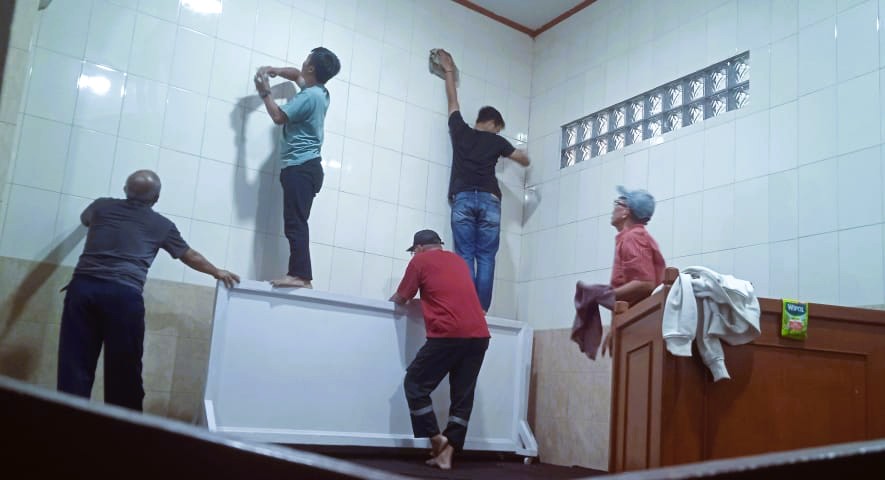 Sambut Ramadan, Warga LDII Mandalajati Lakukan Aksi Bersih-Bersih Masjid
