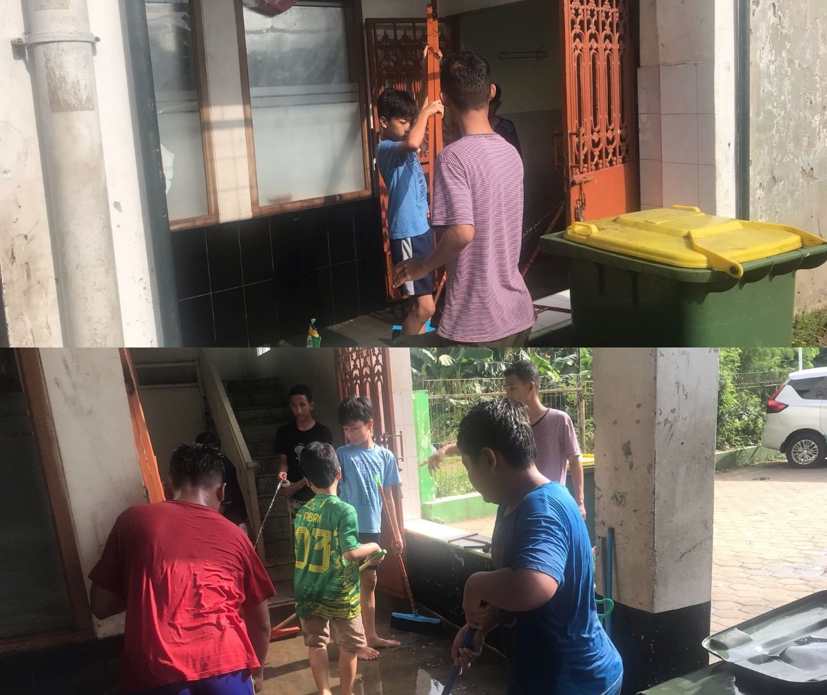 Jelang Ramadhan, LDII Bekasi Barat Bersihkan Masjid Annajah Kranji Bersama Warga