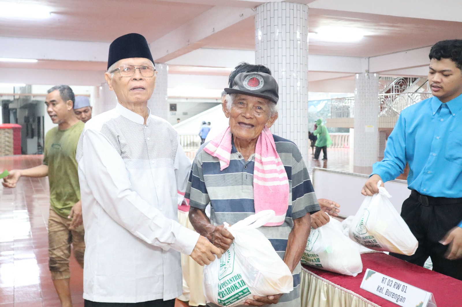 Ponpes Wali Barokah Kediri Bagikan 828 Paket Sembako untuk Warga Sekitar