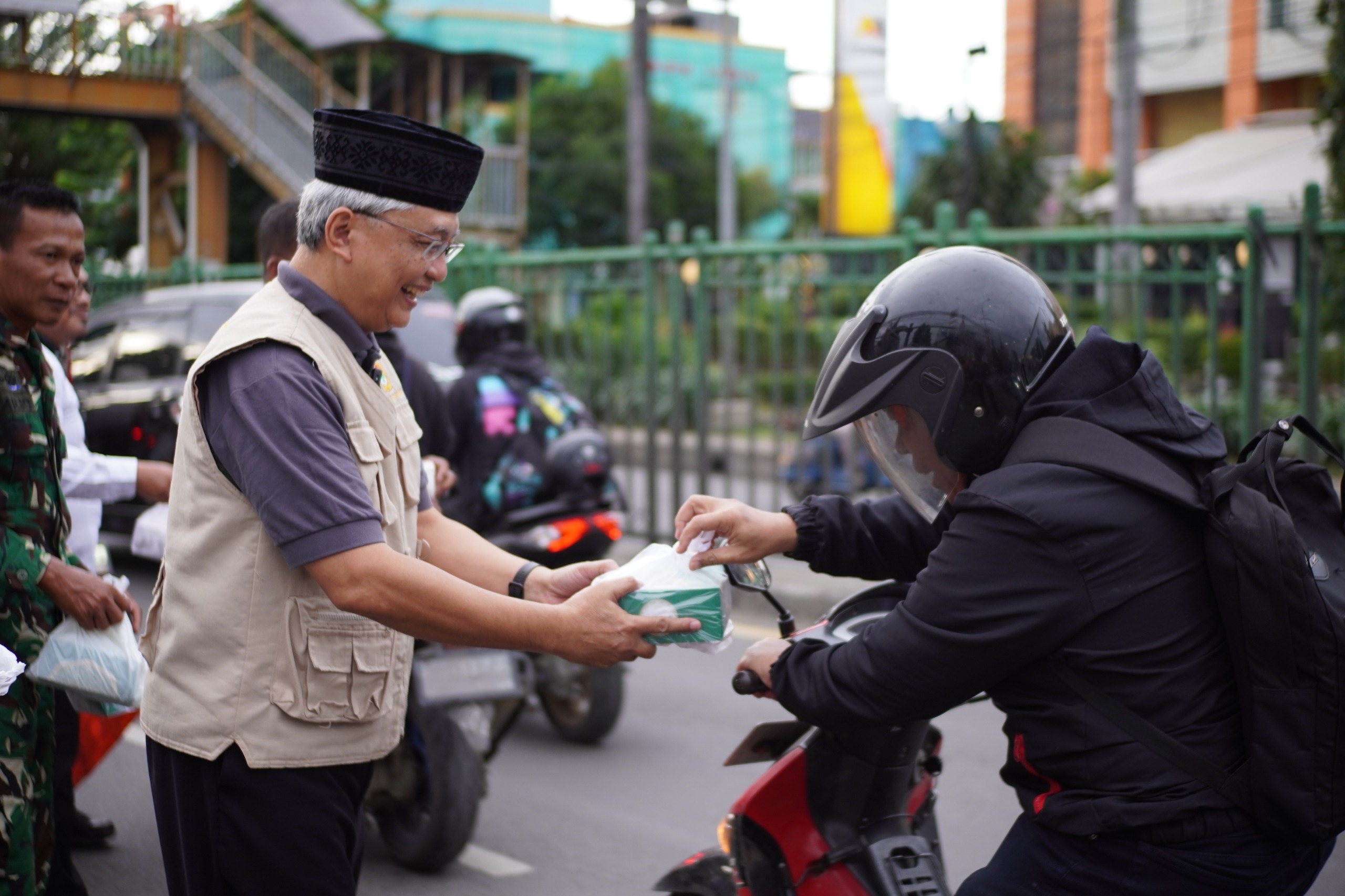 LDII Kota Bekasi Tebar Kebaikan Ramadan, Warga dan TNI Antusias