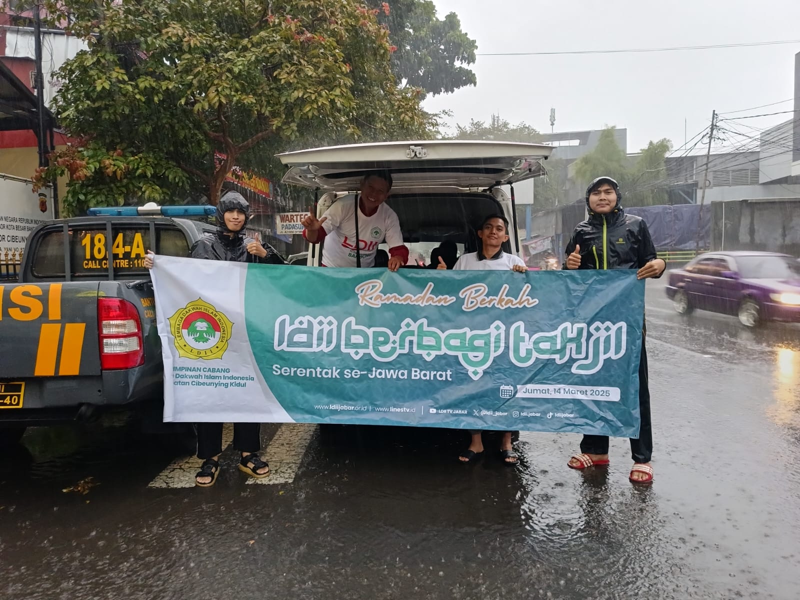 LDII Kota Bandung Bagikan Ribuan Takjil, Hujan Deras Tak Surutkan Semangat