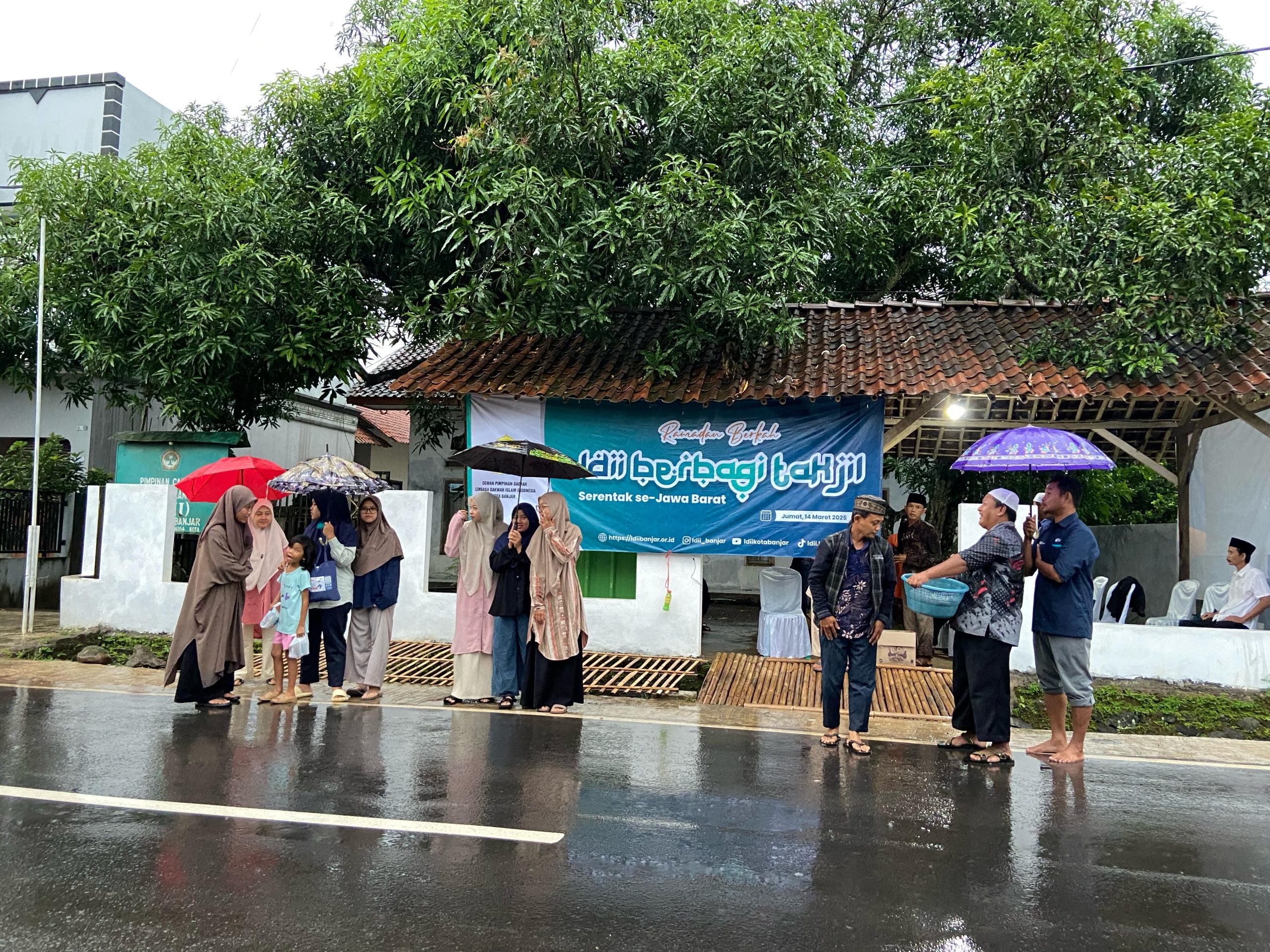 LDII Kota Banjar Bagikan Takjil Gratis, Bukti Kepedulian di Bulan Ramadan