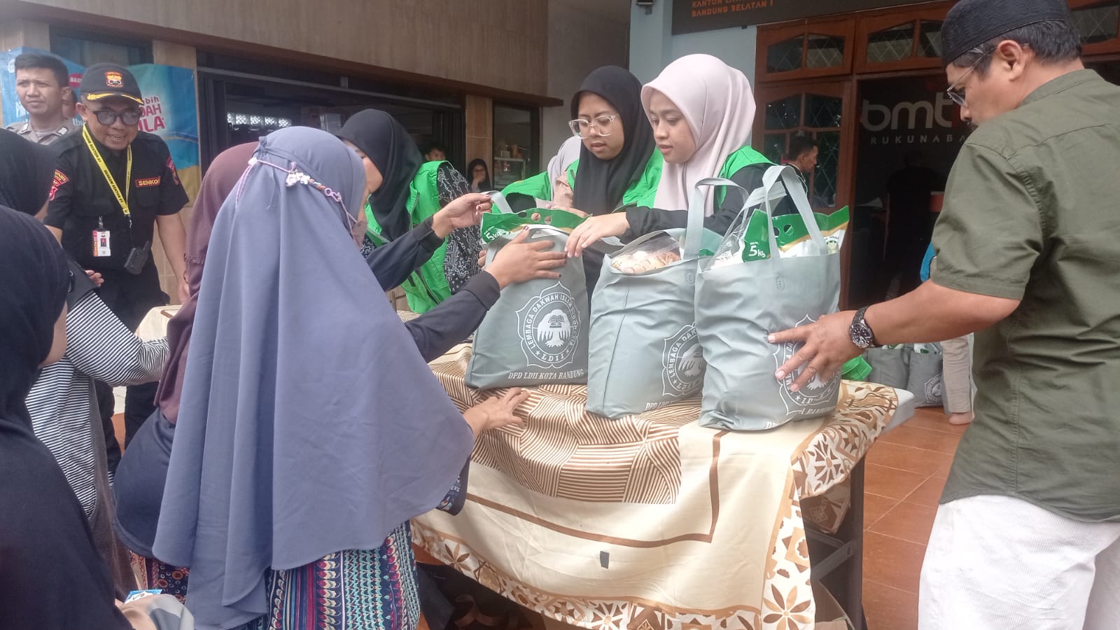 Ringankan Beban Warga, LDII Kota Bandung Sediakan Sembako Murah di Bulan Ramadan