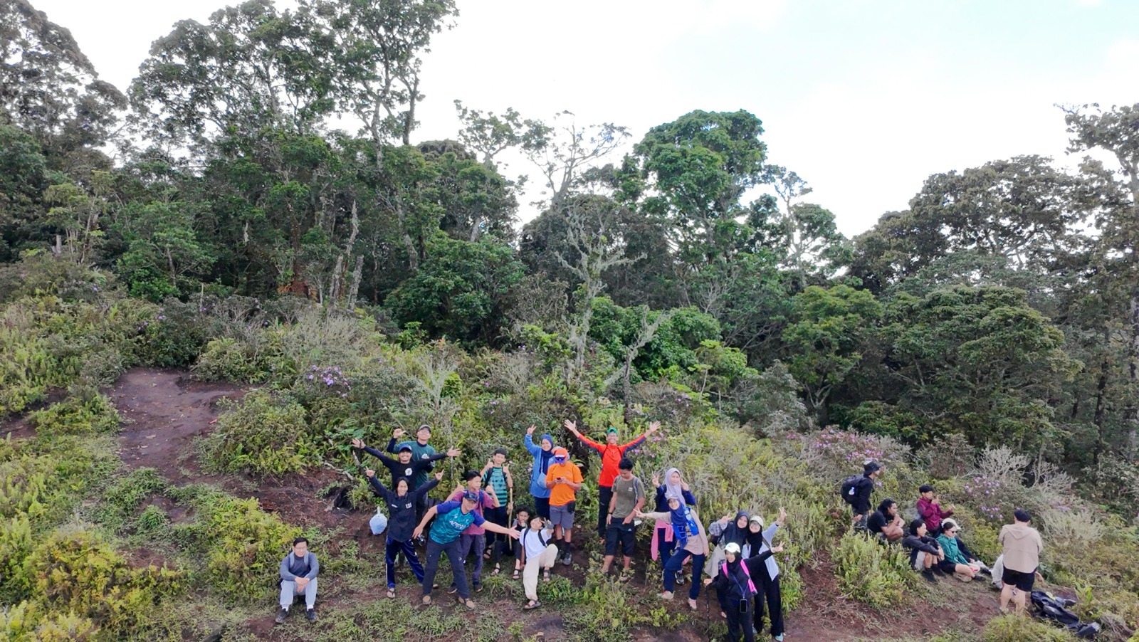 Remaja LDII Sukagalih Hiking ke Upas Hill, Jalin Silaturahim dan Bentuk Karakter