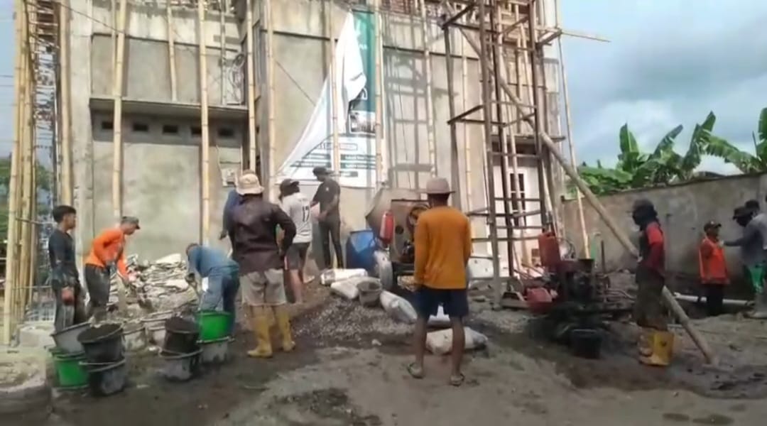 Warga LDII Tamarunang Kompak Gotong Royong Cor Lantai 3 Masjid