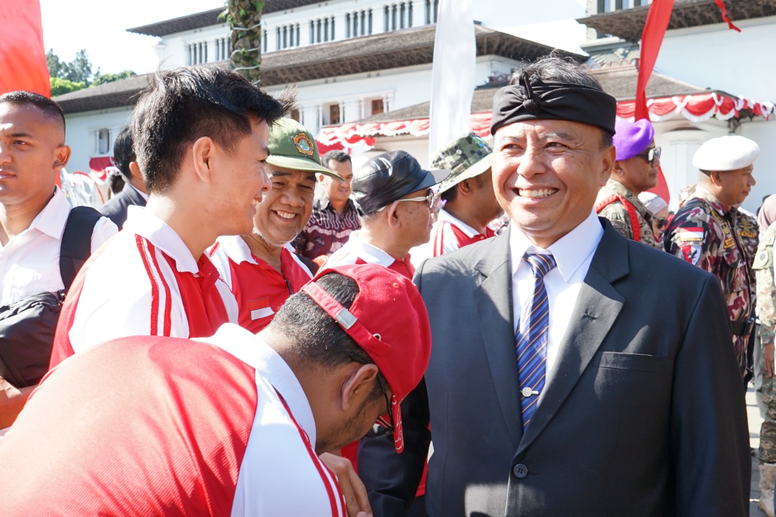 LDII Jawa Barat Ikut Gubernur Bagikan Bendera, Semarakkan HUT RI