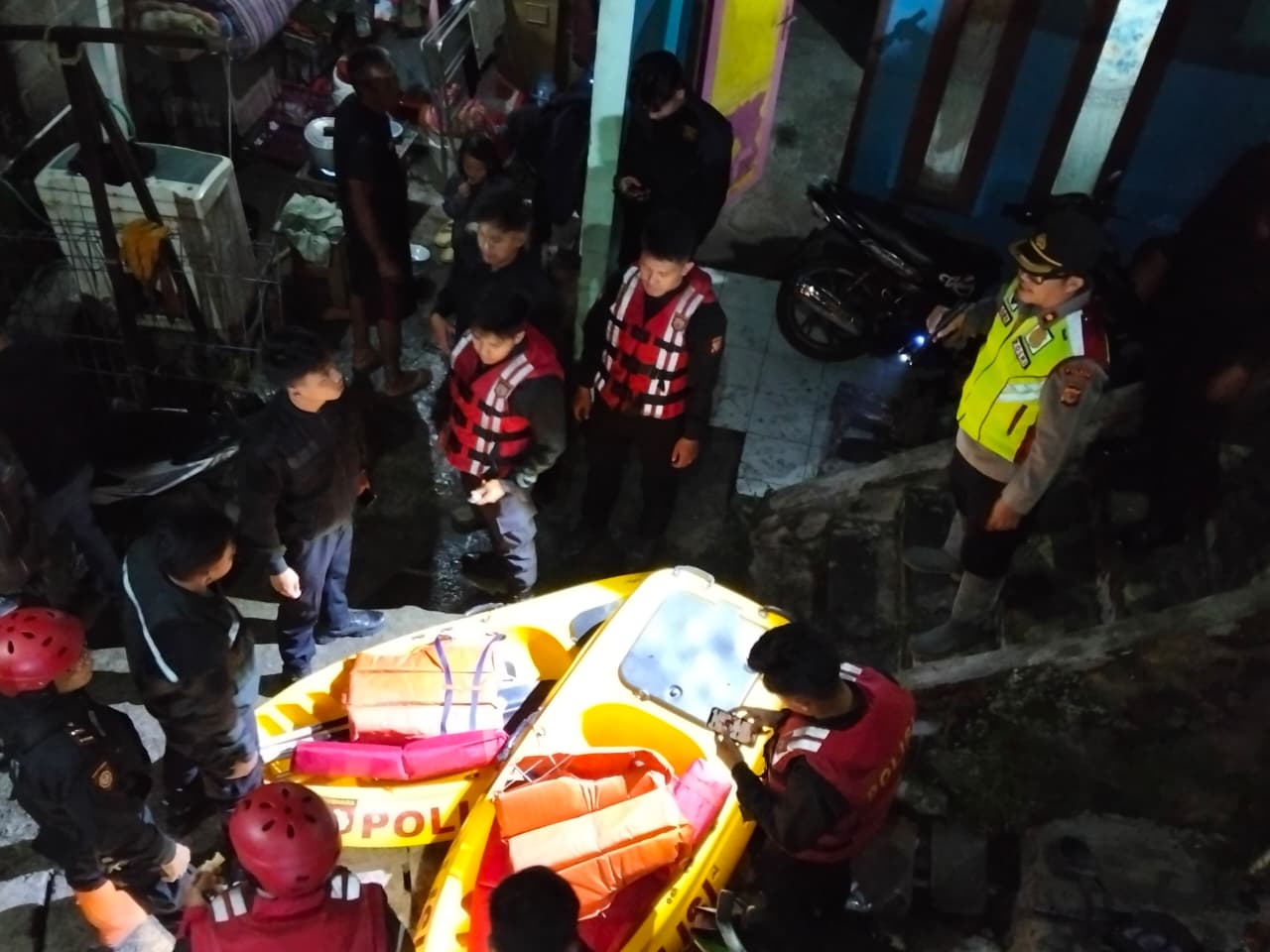 LDII Mekarrahayu Bantu Warga Korban Banjir Akibat Luapan Sungai Citarum