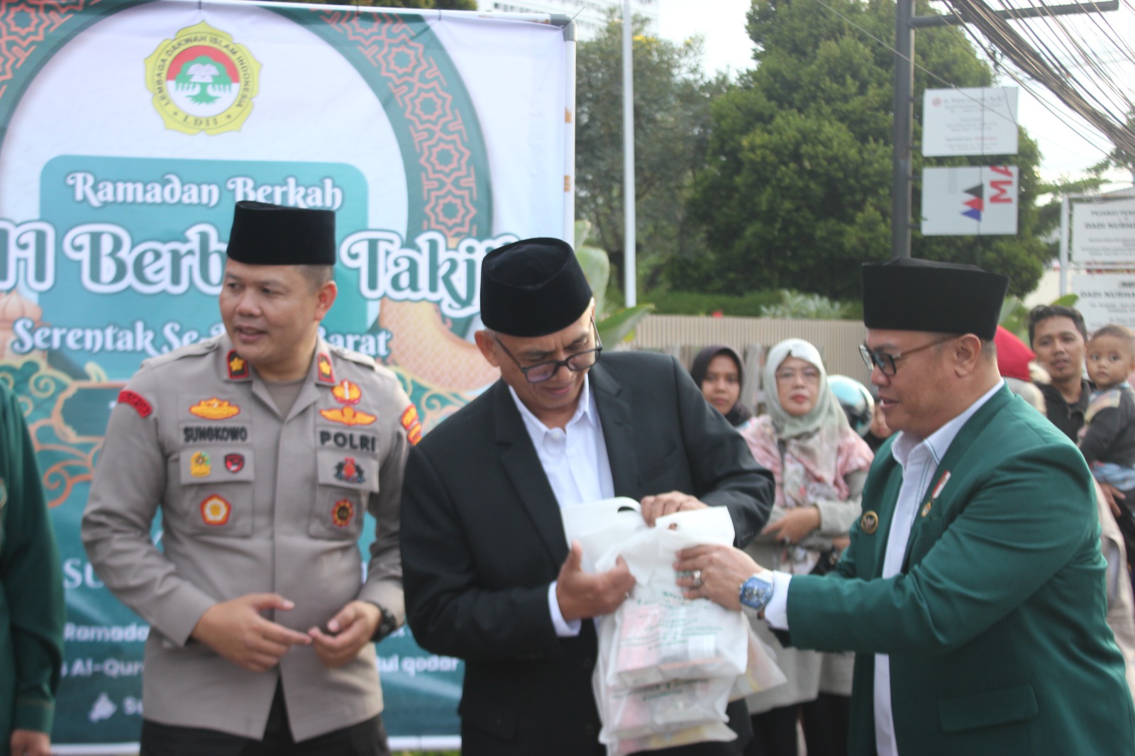 LDII Jawa Barat Bagikan Puluhan Ribu Takjil, MUI dan Polisi Turut Apresiasi